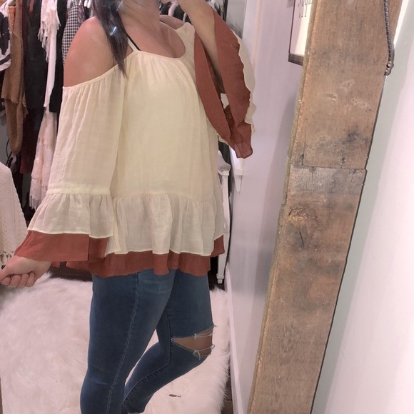 ENTRO medium oversized off shoulder tiered top - Picture 2 of 5